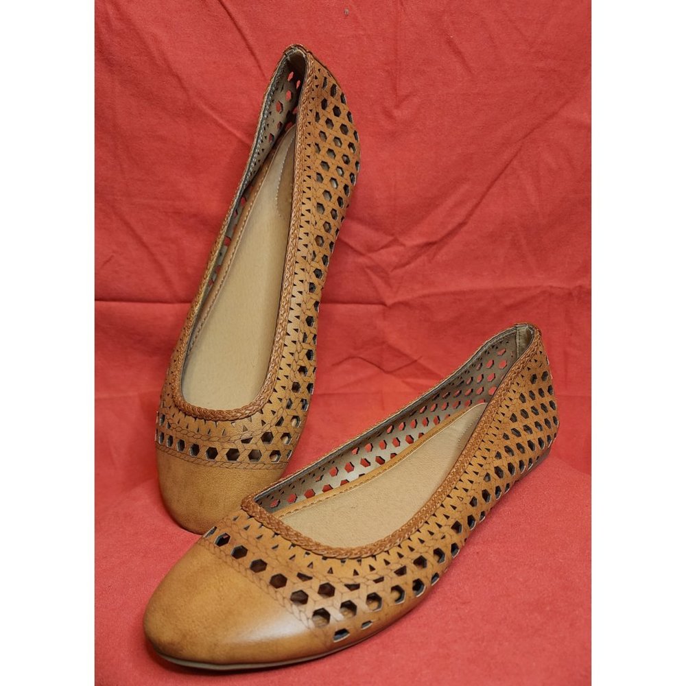Report ballet flats